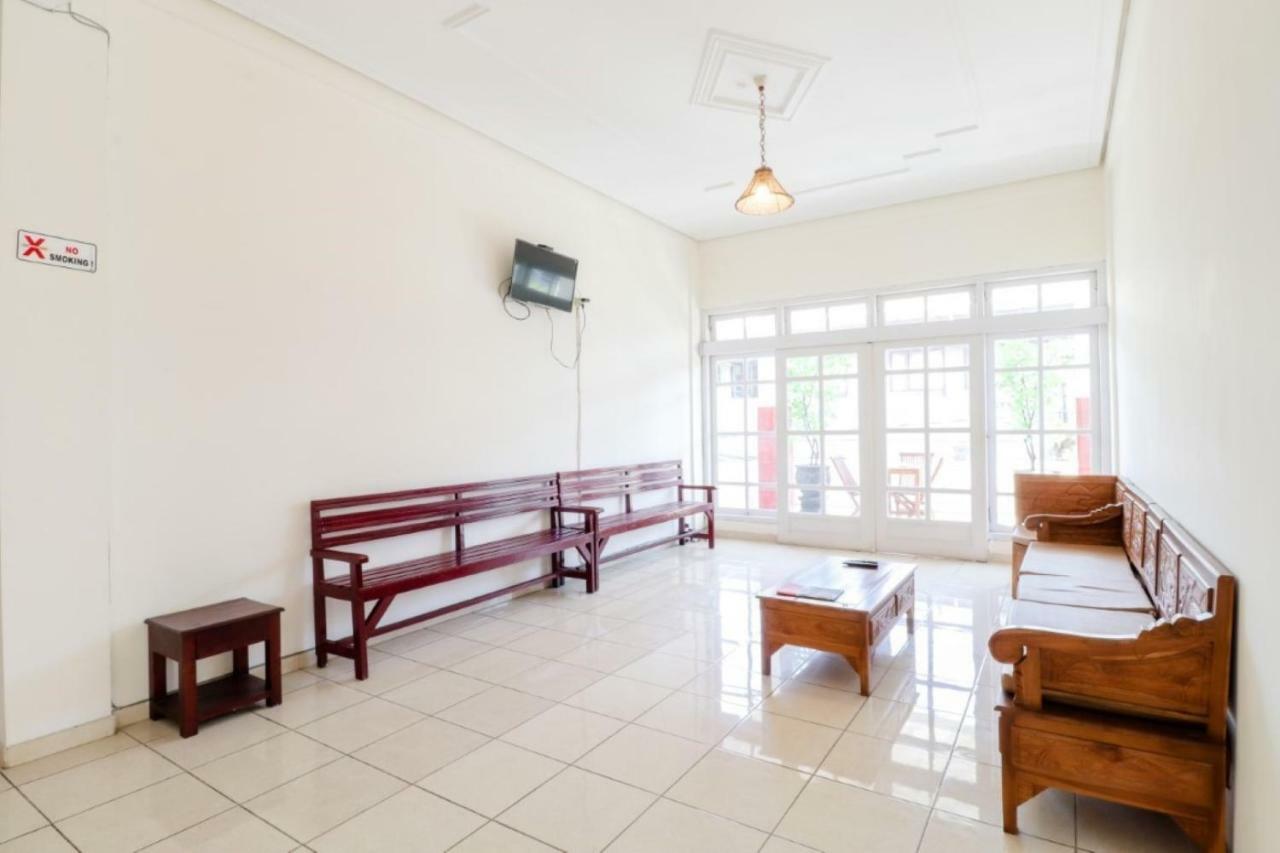 Palmyra Hostel Malang Exteriör bild
