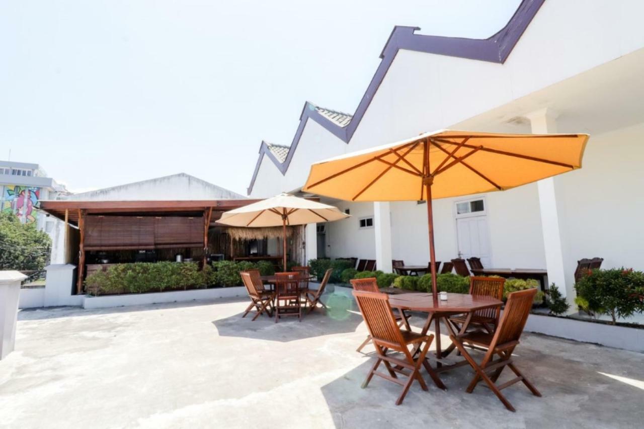 Palmyra Hostel Malang Exteriör bild