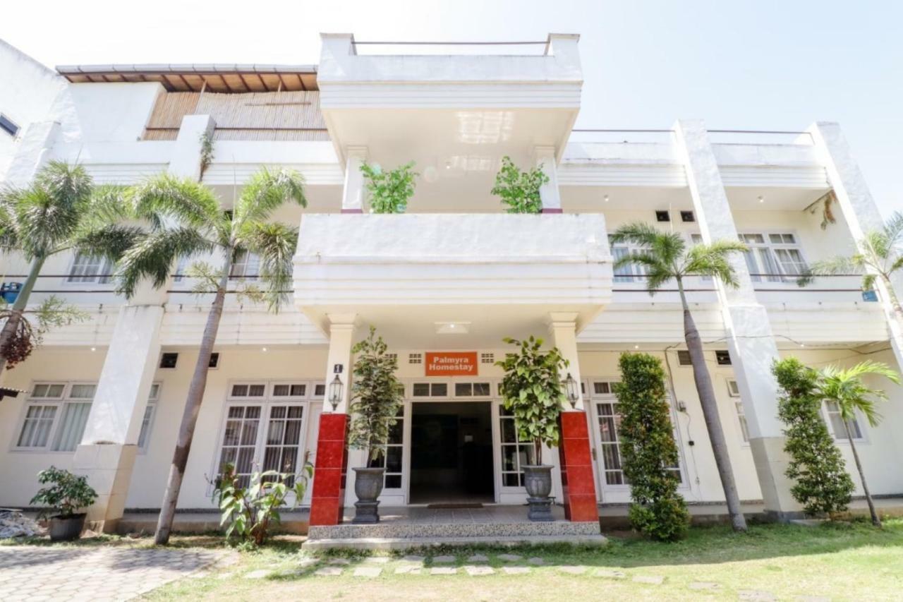 Palmyra Hostel Malang Exteriör bild