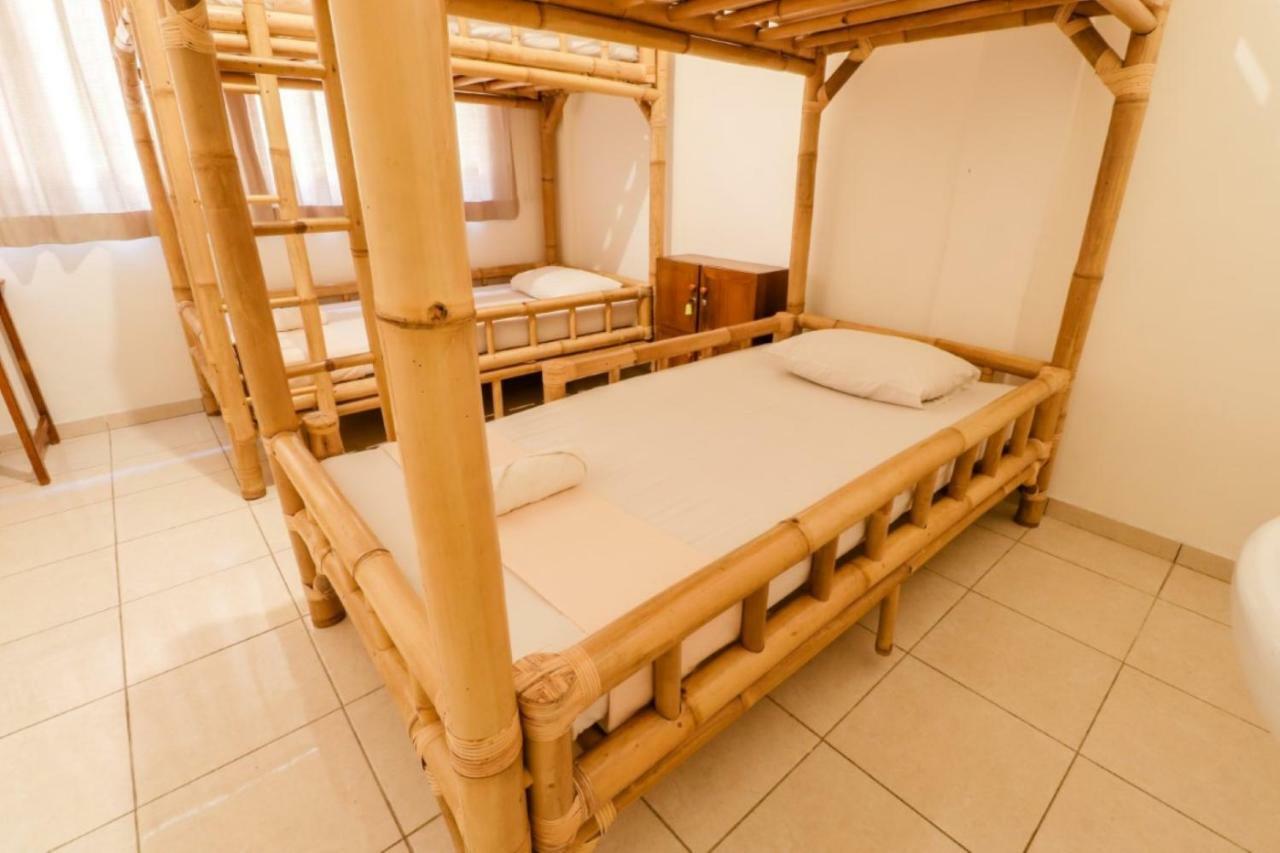 Palmyra Hostel Malang Exteriör bild