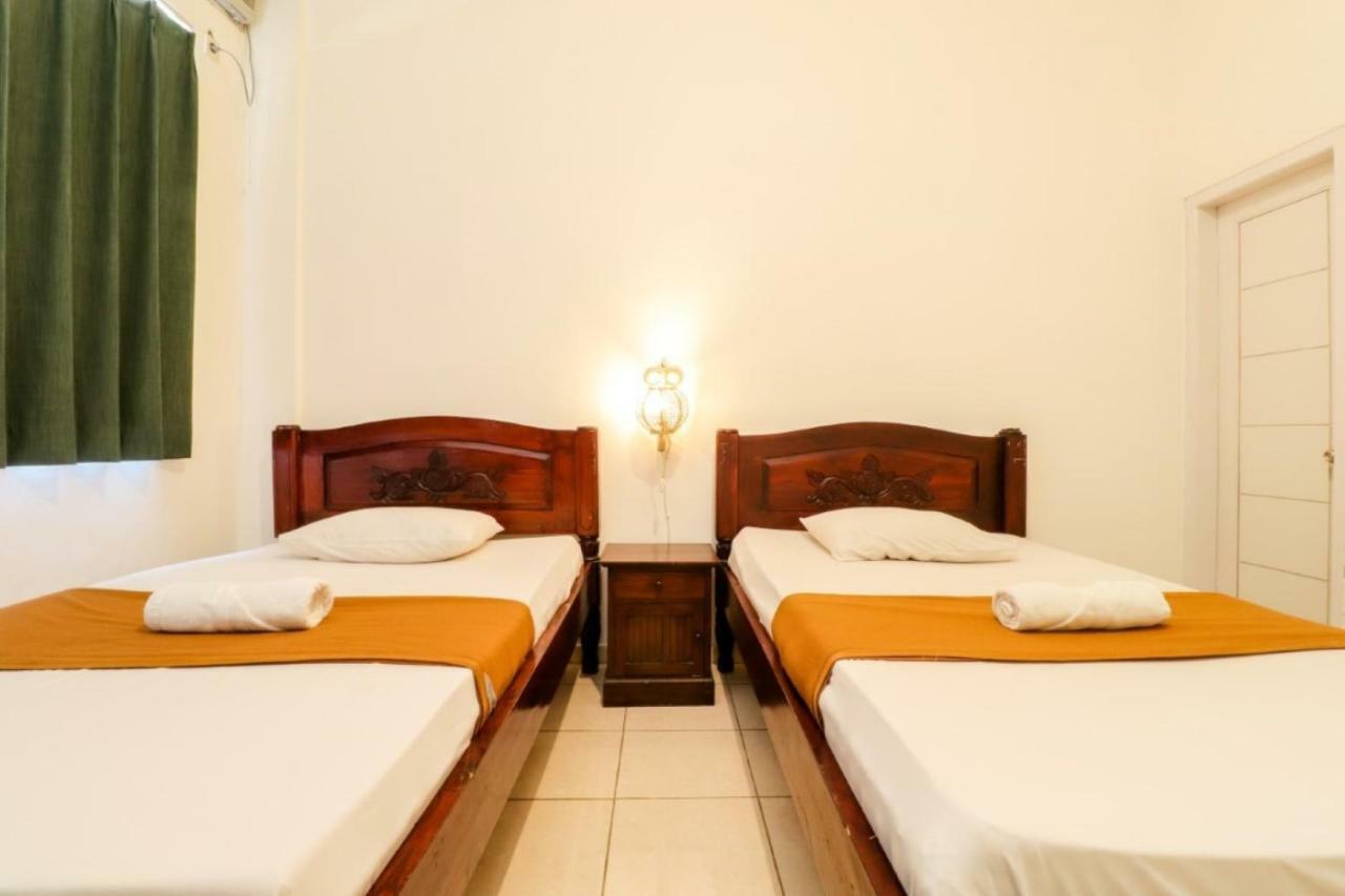 Palmyra Hostel Malang Exteriör bild