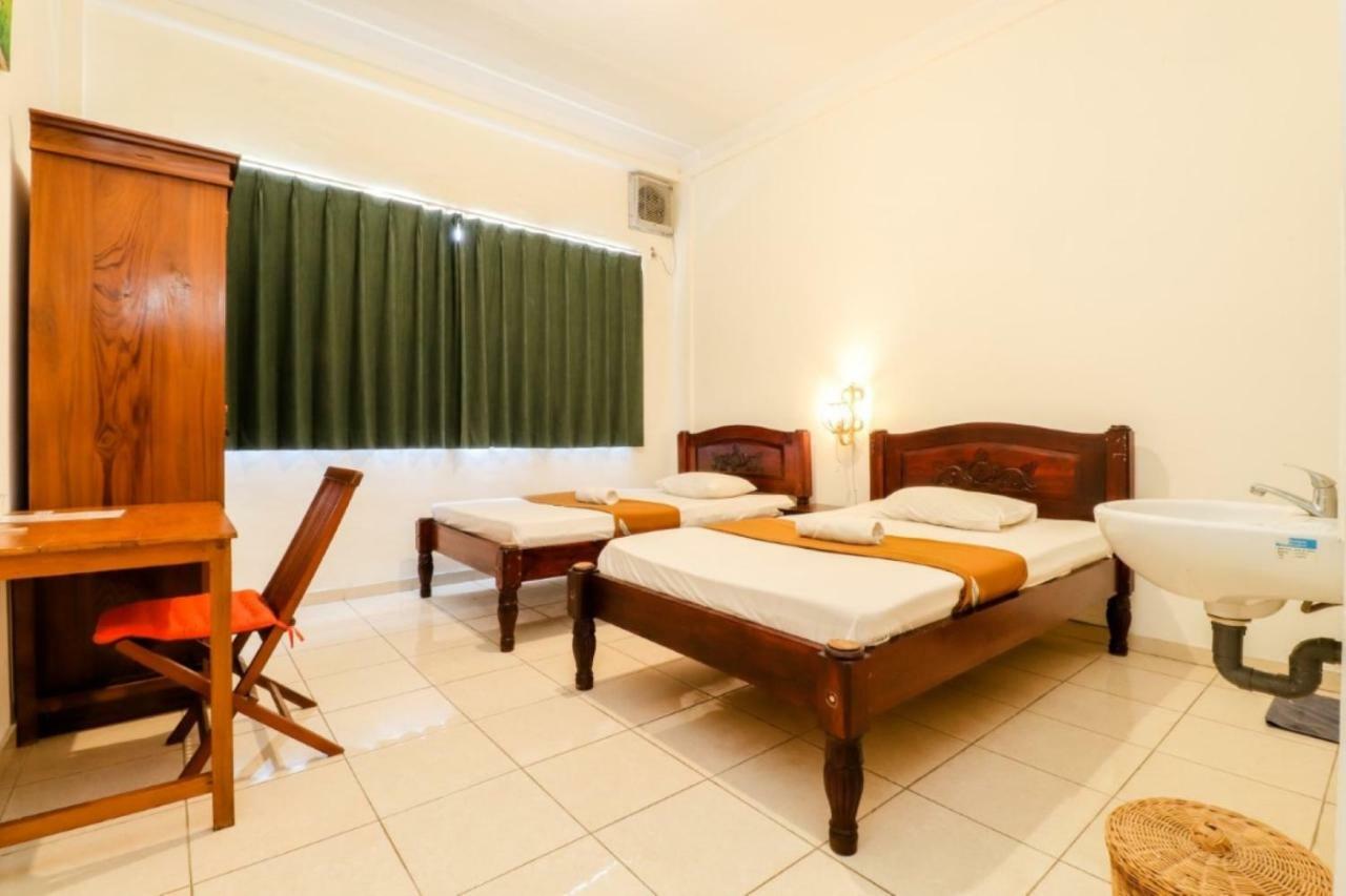 Palmyra Hostel Malang Exteriör bild