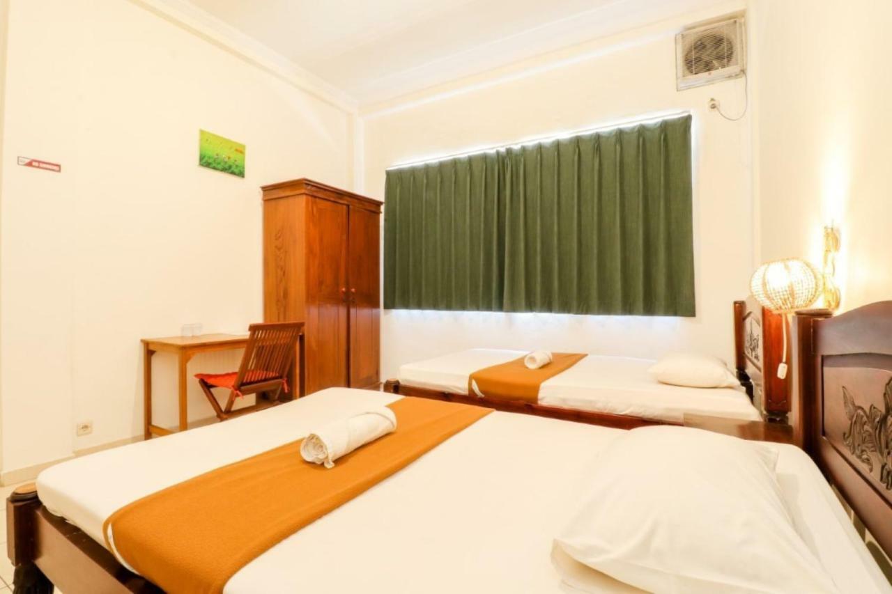 Palmyra Hostel Malang Exteriör bild