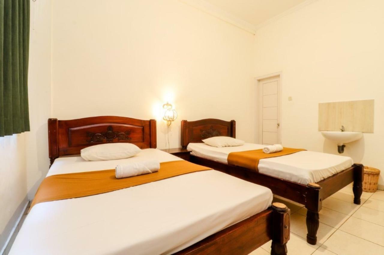 Palmyra Hostel Malang Exteriör bild