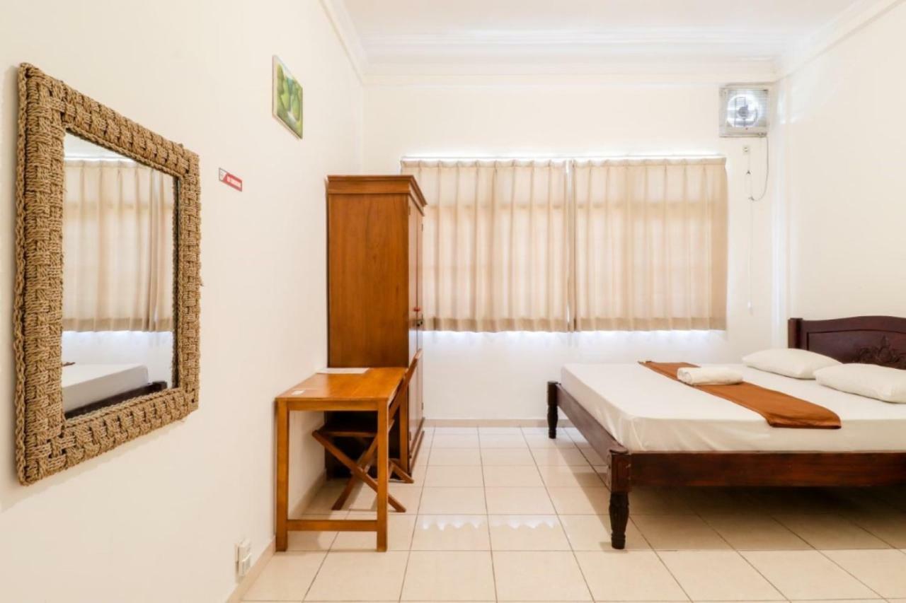 Palmyra Hostel Malang Exteriör bild