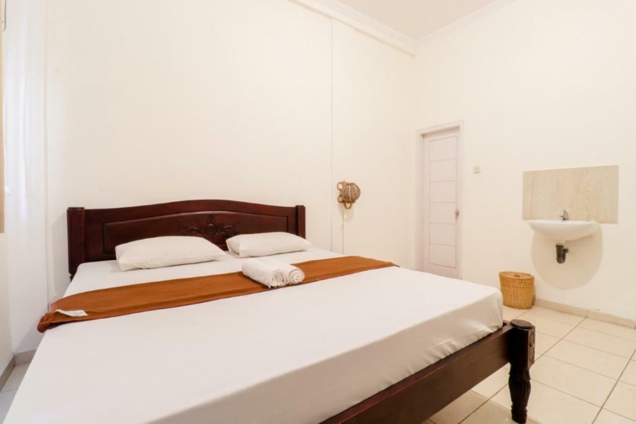 Palmyra Hostel Malang Exteriör bild