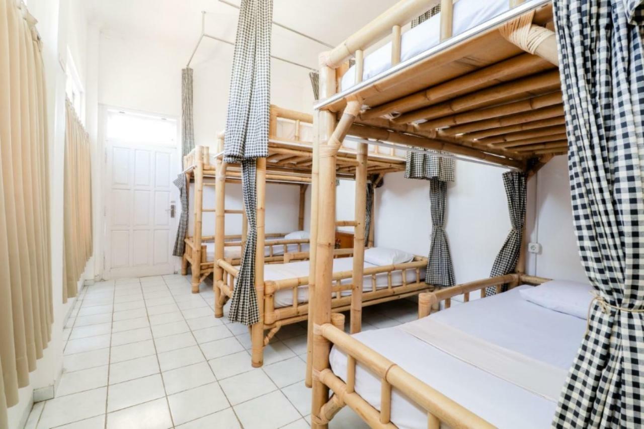 Palmyra Hostel Malang Exteriör bild