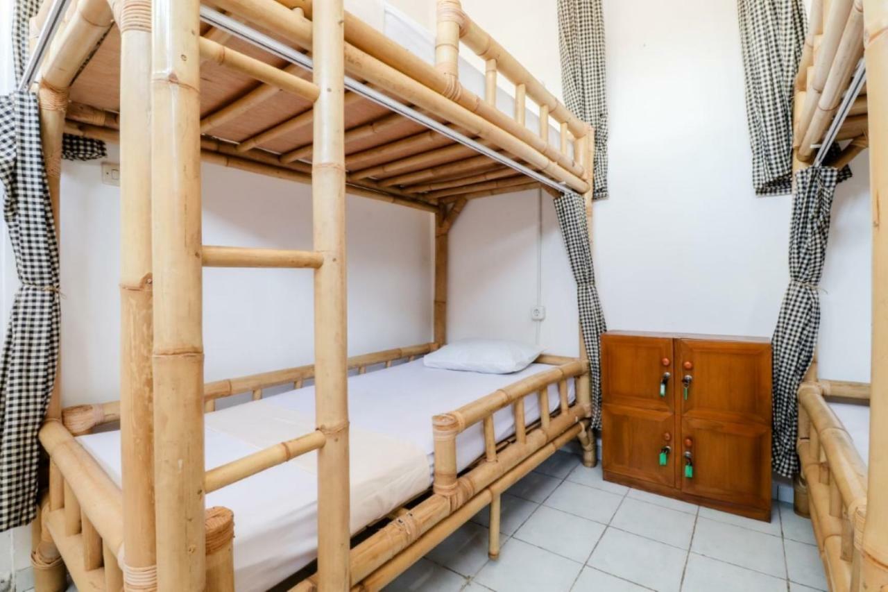 Palmyra Hostel Malang Exteriör bild
