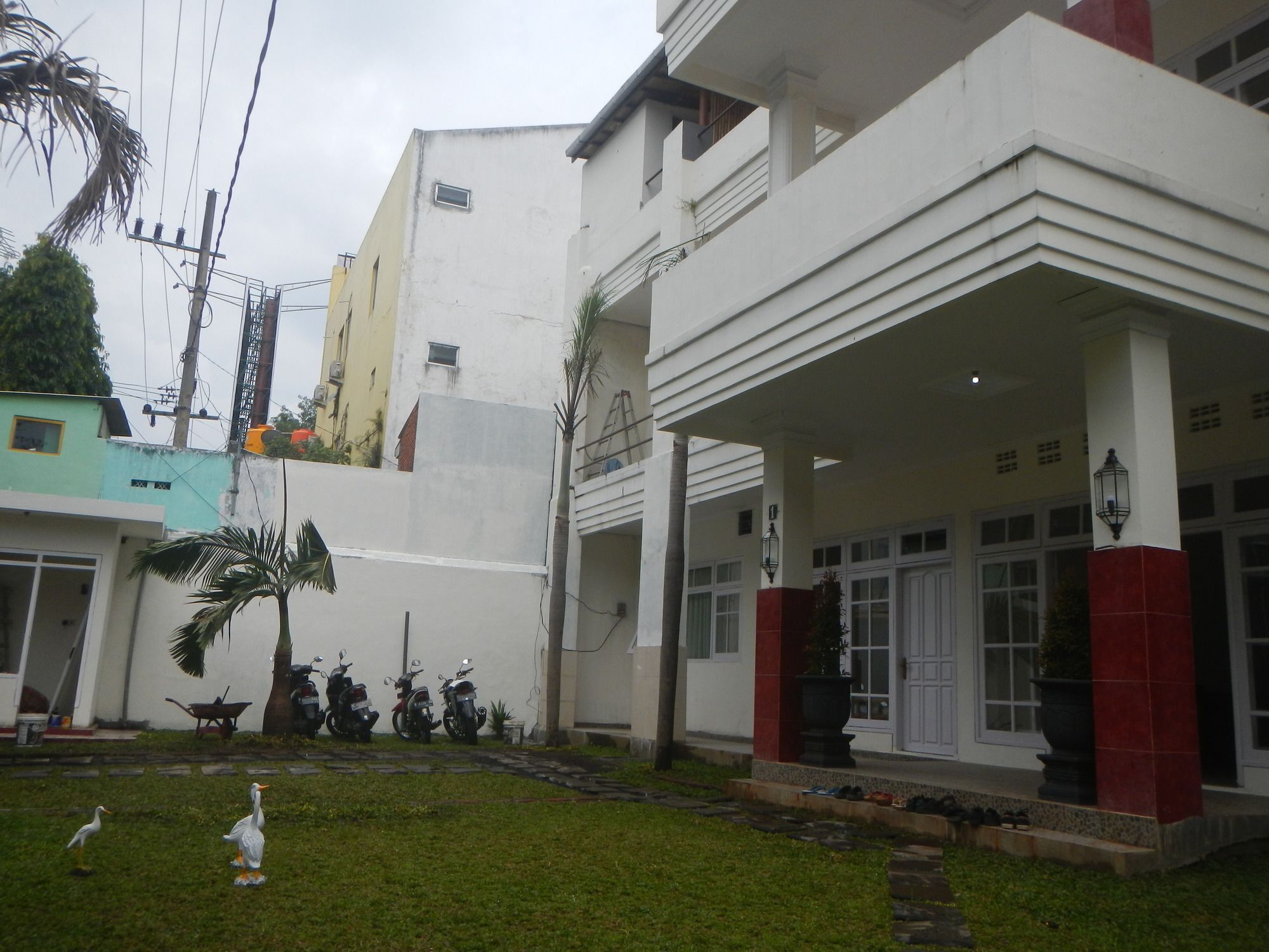 Palmyra Hostel Malang Exteriör bild