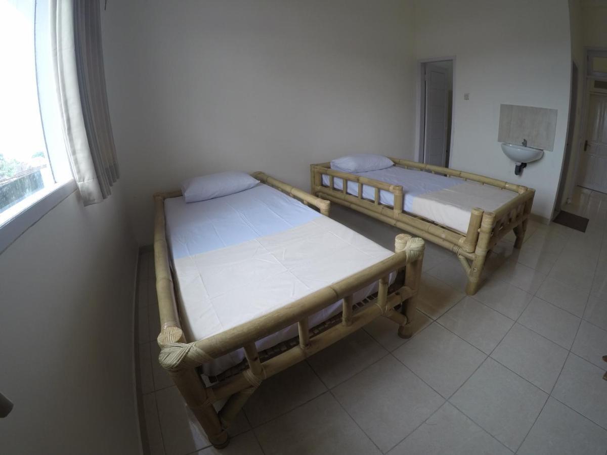 Palmyra Hostel Malang Exteriör bild